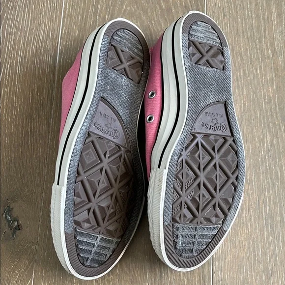Converse Pink Canvas Sneakers size 7 women’s - Picture 8 of 8